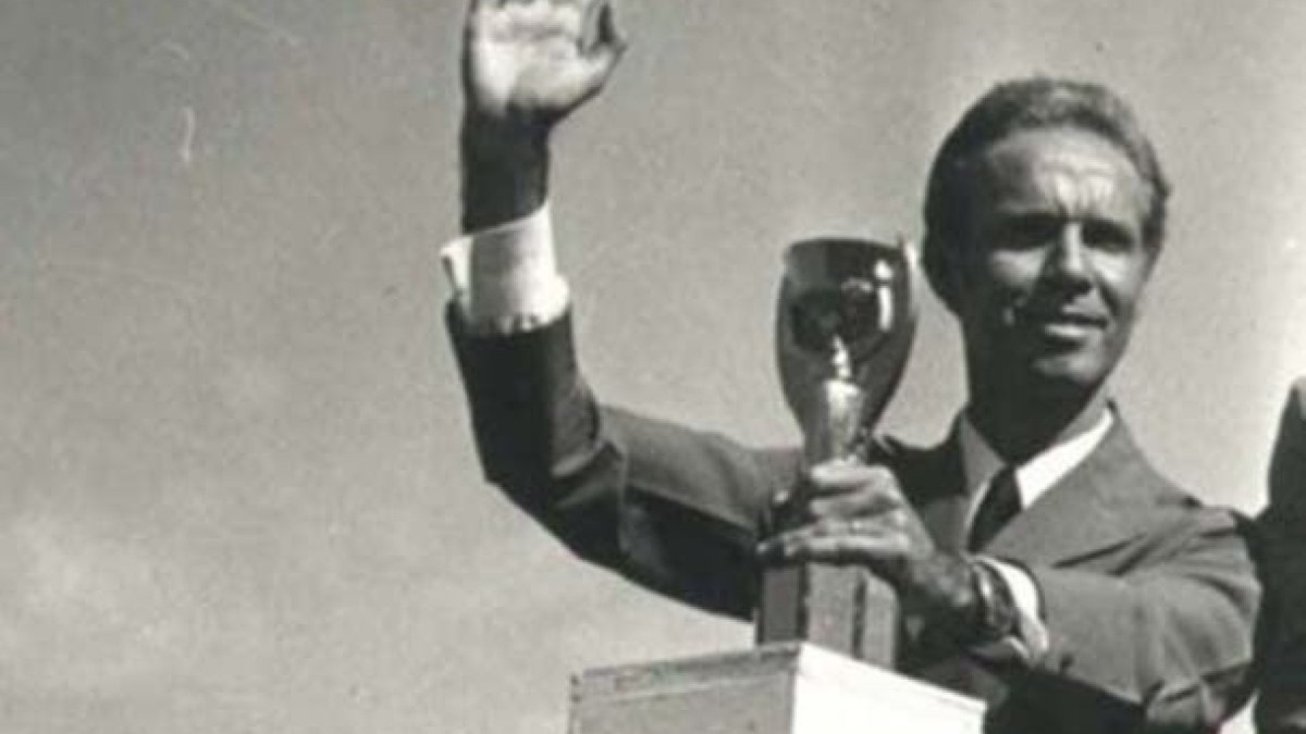 Velho Lobo faleceu no Rio de Janeiro, aos 92 anos, deixando saudades no mundo da bola; relembre a trajetória da eterna lenda