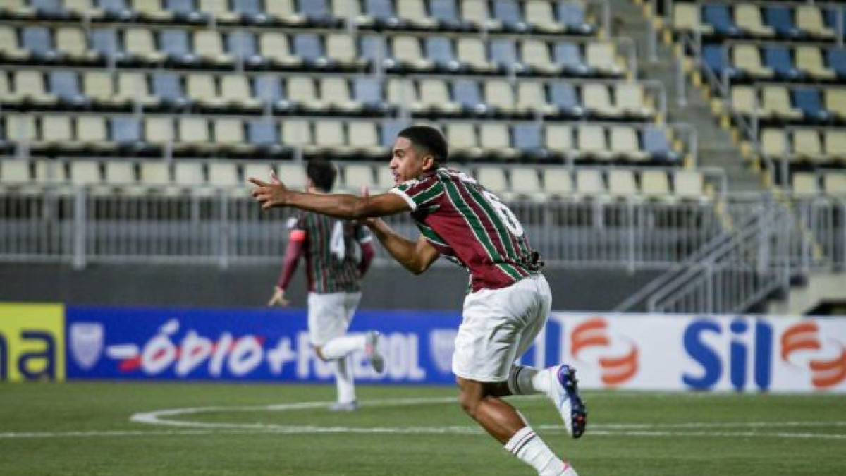 Com um a mais desde o fim do primeiro tempo, o Tricolor carioca faz 2 a 0 e fecha a rodada na liderança do Grupo 25