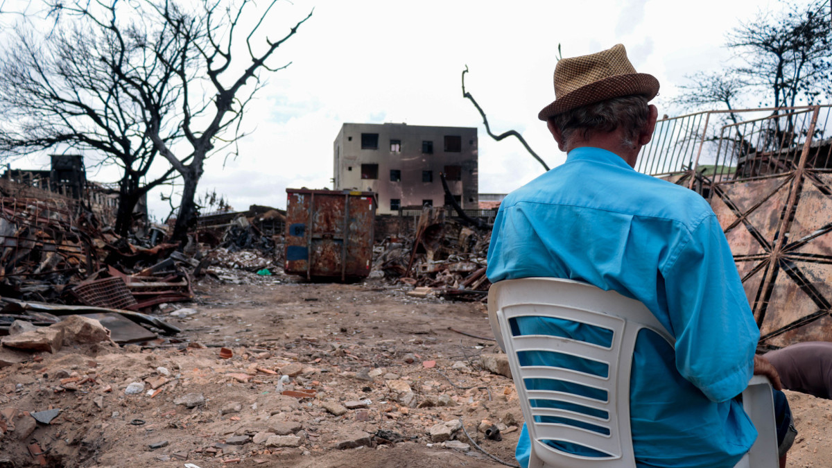Situa&ccedil;&atilde;o da estrutura da sucata Chico Alves e das casas interditadas pela Defesa Civil, ap&oacute;s o incendio que devastou o local