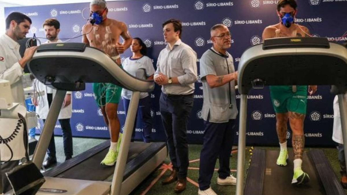 Atletas se apresentaram na noite de domingo e dormiram no CT. Estreia na temporada será no sábado (10)