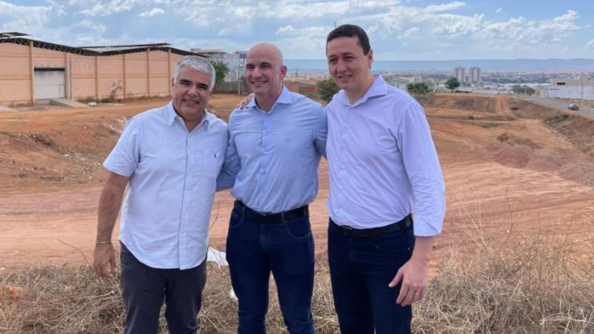 Senador Eduardo Girão e prefeito de Juazeiro, Glêdson Bezerra (Podemos), ao lado do diretor médico das unidades móveis do Hospital do Amor, Raphael Haikel Junior, no terreno do Instituto de Prevenção do Câncer de Mama e Colo do Útero do Cariri