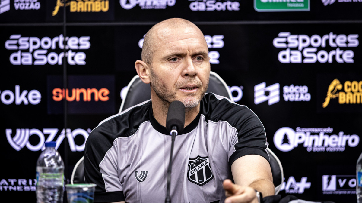 Mozart, novo técnico do Ceará, durante coletiva de apresentação