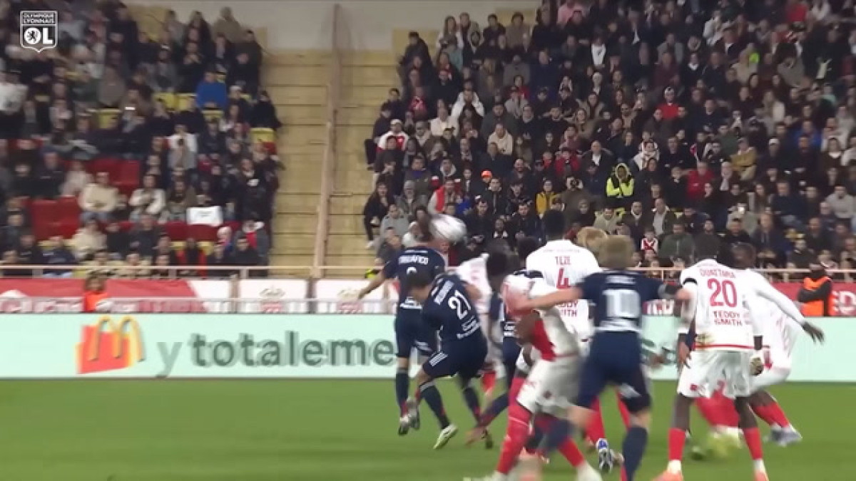 Lyon vence Monaco após expulsão inacreditável