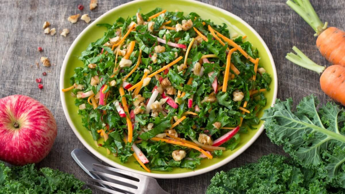 10 saladas detox e refrescantes para iniciar a semana