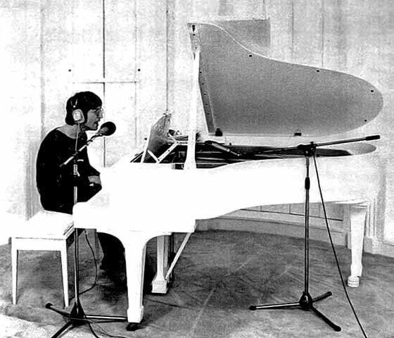 John Lennon tocava piano desde cedo e usou o instrumento para compor algumas de suas canções mais emblemáticas, como “Imagine”. No teclado, explorou harmonias simples e emocionais que marcaram sua fase solo e ampliaram sua expressividade como compositor.