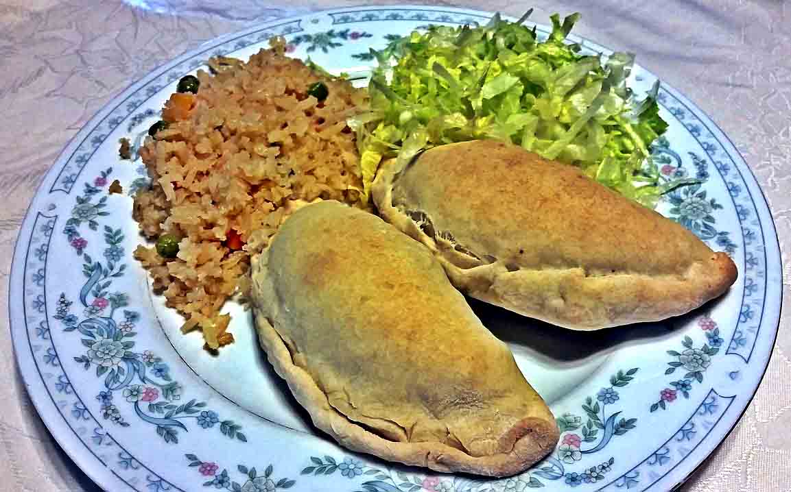Além de populares como lanche, também são consumidas como entrada ou prato principal, acompanhadas de saladas ou molhos picantes, como o aji colombiano ou o chimichurri argentino.