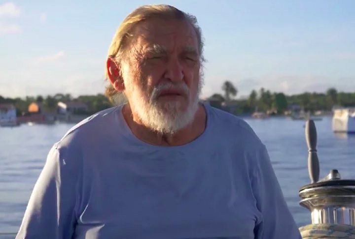 Além de ter realizado cinco voltas ao mundo, seu nome se destaca pelo fato de todas terem sido feitas em barcos concebidos e construídos por ele próprio.