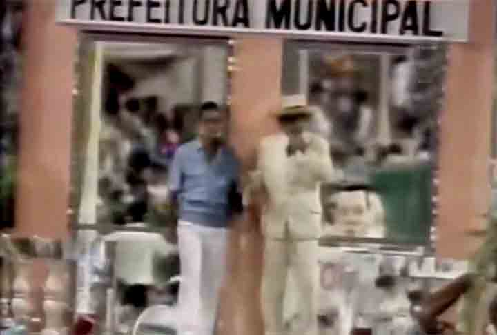 Paulo Gracindo - Unidos da Ponte 1988 - A escola de São João de Meriti trouxe a vida e obra de um dos maiores atores da história da teledramaturgia brasileira. A agremiação levou à Sapucaí os personagens marcantes de Gracindo e ficou com a 12ª colocação.