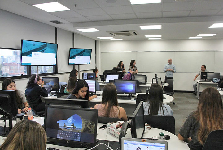 Os jornalistas reclamam dos baixos salários e também de competir com profissionais que nem sequer foram aprovados na faculdade de jornalismo. 