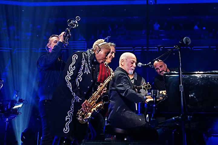 Billy Joel, que começou a estudar piano na infância, sempre teve o instrumento como eixo central de sua criação — de baladas a rock. Seu domínio técnico e sensibilidade ao teclado moldaram clássicos como “Piano Man”, consolidando-o como um dos maiores pianistas da música pop.