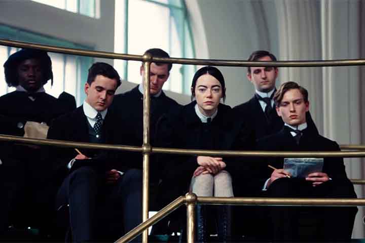 Aclamado e excêntrico, Pobres Criaturas (2023), que pode ser assistido no Disney+, mistura ficção científica e crítica social em um ambiente vitoriano deformado e inventivo. A história de Bella (Emma Stone), ressuscitada por um cientista pouco ortodoxo, transita entre o grotesco e o poético.