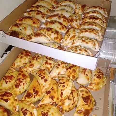 Existem redes especializadas em empanadas que variam sabores e formatos, oferecendo desde as receitas tradicionais até versões vegetarianas, veganas ou gourmet, com ingredientes sofisticados.