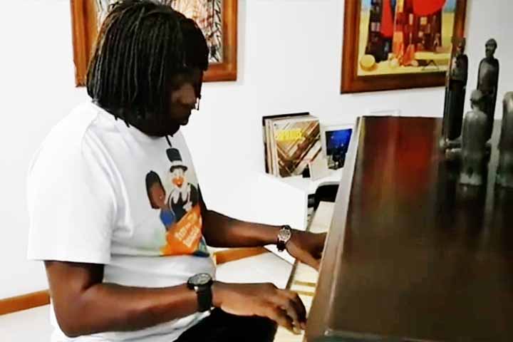 Milton Nascimento toca piano desde jovem e usa o instrumento como apoio para compor melodias e harmonias que marcaram sua obra. Ao teclado, estruturou canções emblemáticas do Clube da Esquina, unindo experimentação e sensibilidade em seu processo criativo.