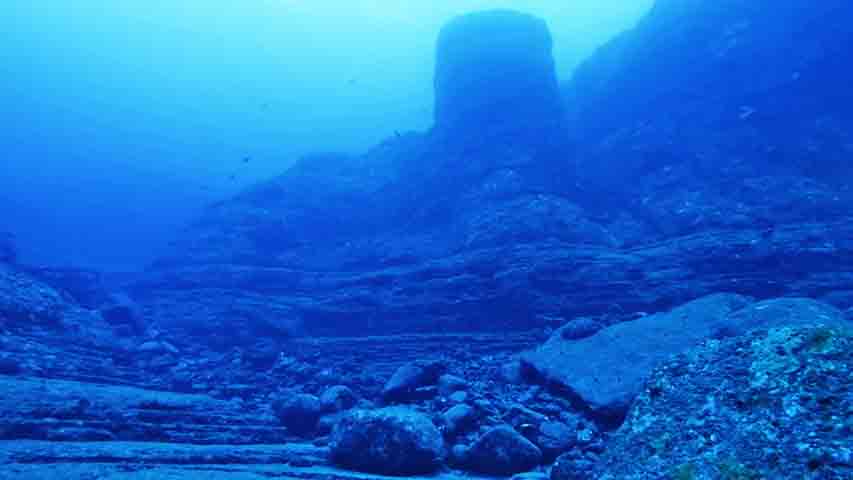 Chamado de Monumento Yonaguni, a estrutura tem cerca de 27 metros de altura.