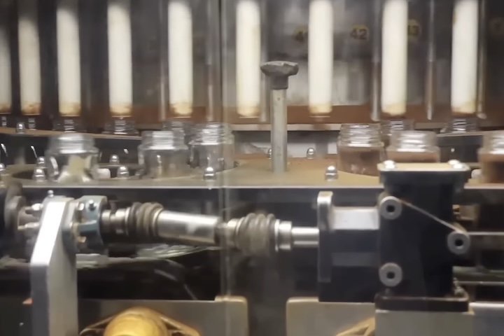 Após isso, o Nescafé solúvel é embalado automaticamente em alta velocidade — até 280 potes são selados por minuto!