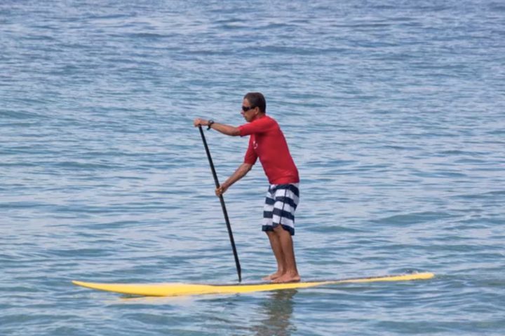 O stand up paddle, frequentemente abreviado como SUP, é um esporte aquático que se popularizou globalmente, mas tem raízes modernas no Havaí.