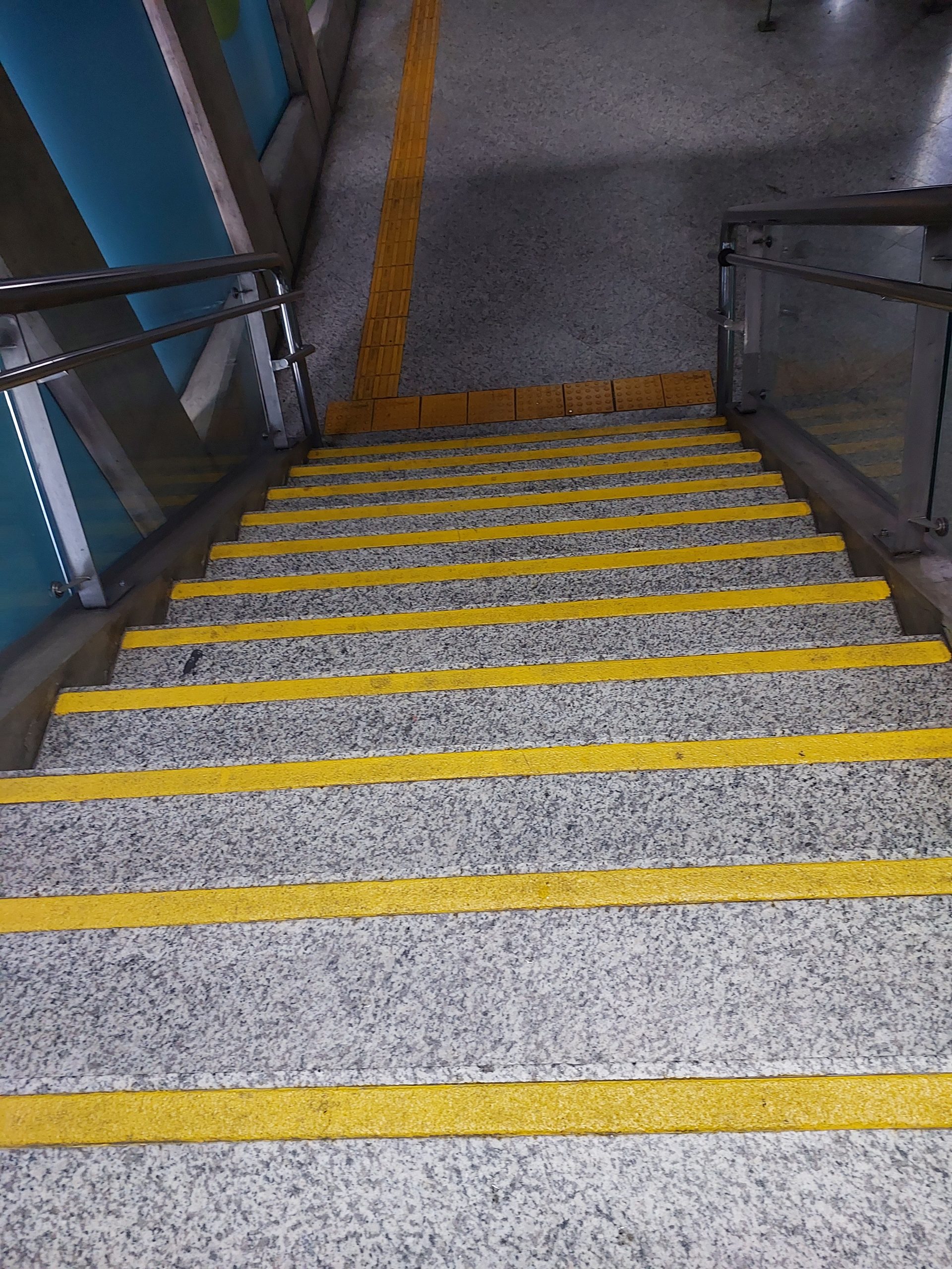 Contar passos, degraus ou objetos, por sua vez, pode surgir como forma de distração mental ou tentativa inconsciente de organizar o pensamento.