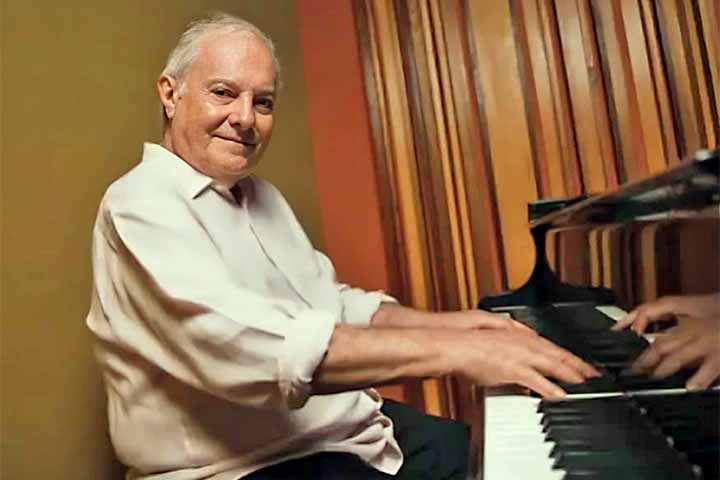 Francis Hime, pianista desde a juventude, estudou música erudita e consolidou o instrumento como base de sua criação. Seu piano sofisticado marca parcerias históricas na MPB, unindo harmonias ricas e influência do jazz às canções clássicas de sua carreira.