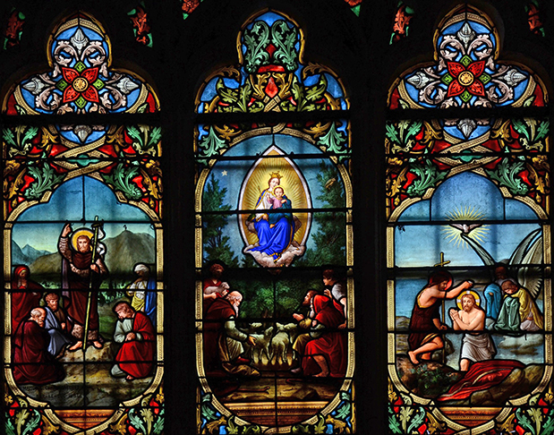 Vitrais - Grandes janelas de vitrais com histórias bíblicas ou figuras de santos são comuns. Estes vitrais não só têm uma função decorativa, como também permitem a entrada de luz colorida, criando um ambiente espiritual.