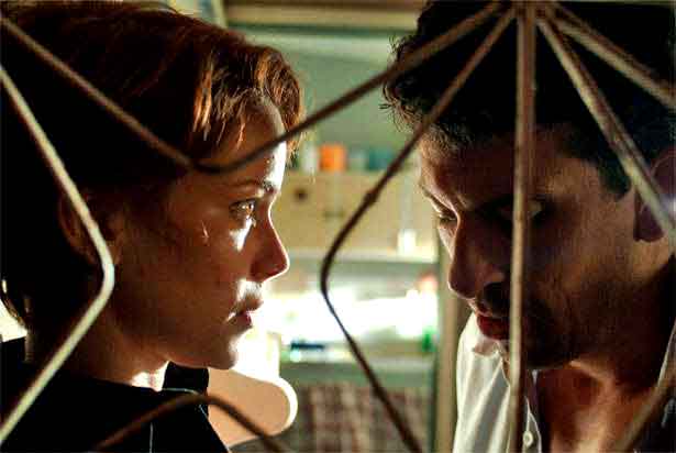 O filme mais famoso e premiado de Leandra Leal é “O Lobo Atrás da Porta”, de 2013 No longa-metragem de Fernando Coimbra, ela interpretou a personagem Alice, uma mulher envolvida em uma trama de suspense e mistério. Pelo papel, ela recebeu diversos láureas, incluindo o Prêmio Platino de Melhor Atriz, dando a ela reconhecimento internacional. 

