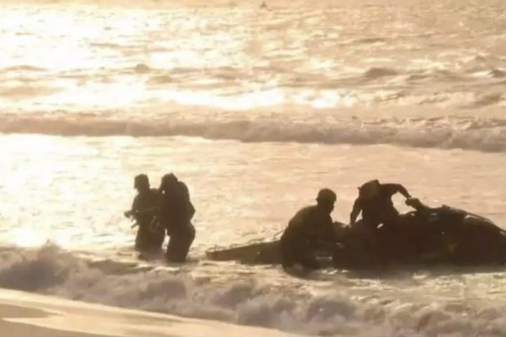 O Corpo de Bombeiros mobilizou motos-aquáticas, uma lancha e botes infláveis para o resgate. 
