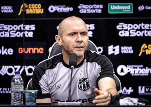 Mozart, novo técnico do Ceará, durante coletiva de apresentação