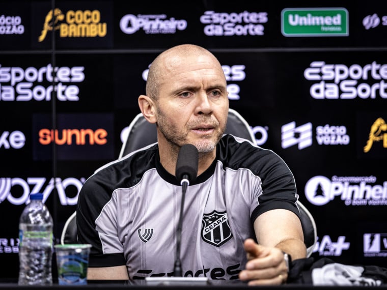 Mozart, novo técnico do Ceará, durante coletiva de apresentação