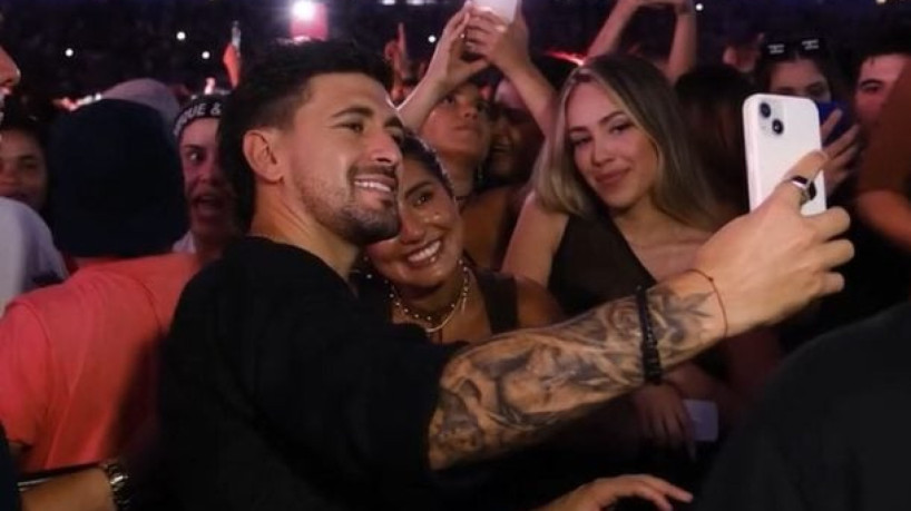 Em vídeo, cantor brinca sobre caso inusitado nos bastidores envolvendo o camisa 10 do Flamengo e membros de sua equipe em show no Maracanã 