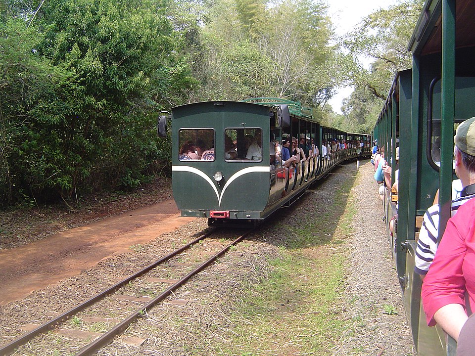 No lado argentino, muitos vão até as cataratas no Trem Ecológico, que percorre 14 km, durante 25 minutos. Dez minutos da estação central até a estação Cataratas e depois 15 minutos até a Garganta do Diabo. 