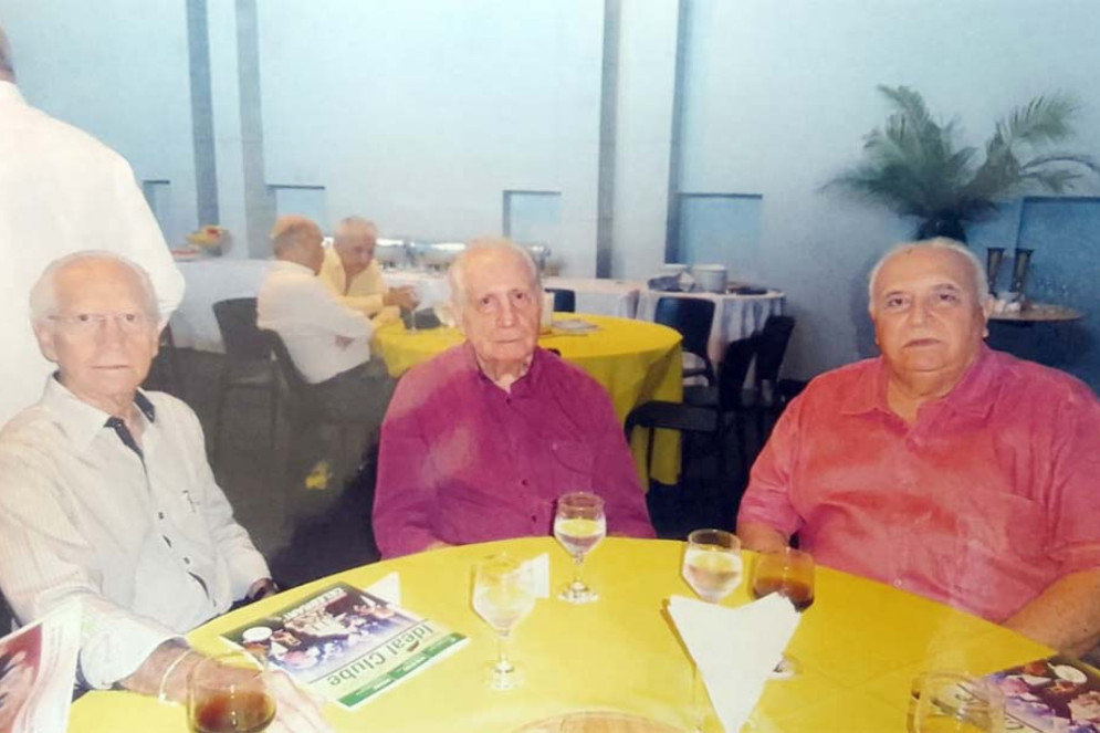 Walber Pinto Vieira, do meu Guia-Sa&uacute;de, afinal, sou pioneiro da Bonomo, que ele fundou, entre Carlos Artur Rocha e Aramicy Pinto, o presidente do Ideal que me concedeu a Medalha R&eacute;gis Juc&aacute; pioneira (Foto: acervo pessoal)