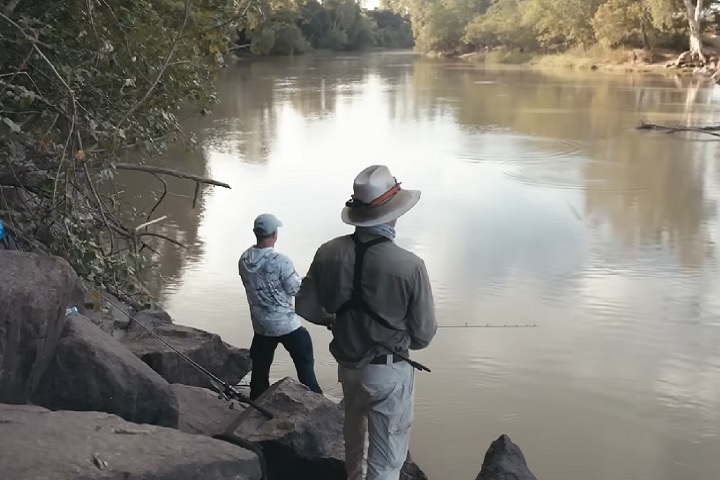As águas que abrigam os crocodilos são famosas pela pesca, mas de vez em quando recebem alguns corajosos que decidem mergulhar. 