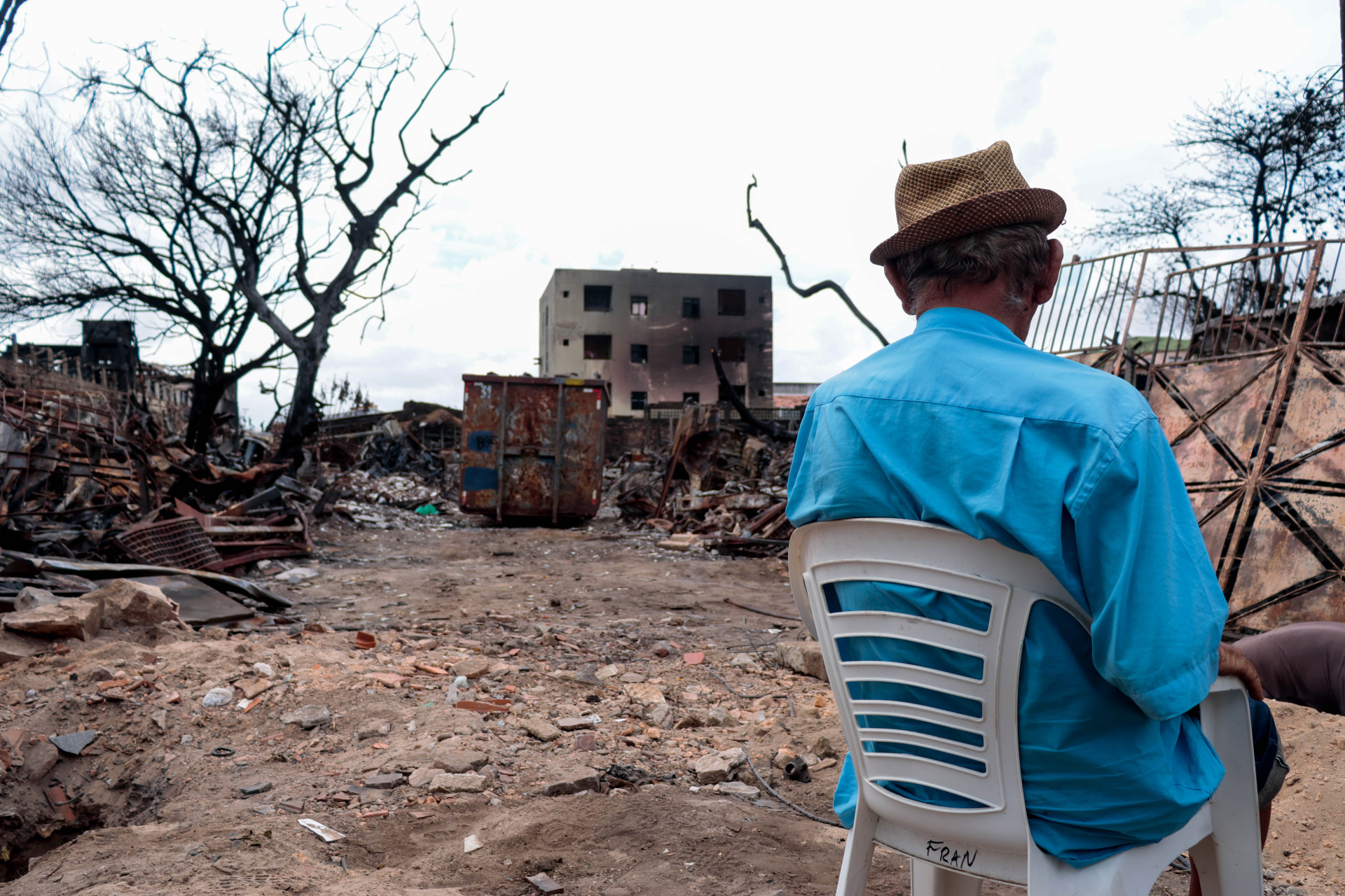 ￼CHICO Alves observa os estragos causados  (Foto: Samuel Setubal)