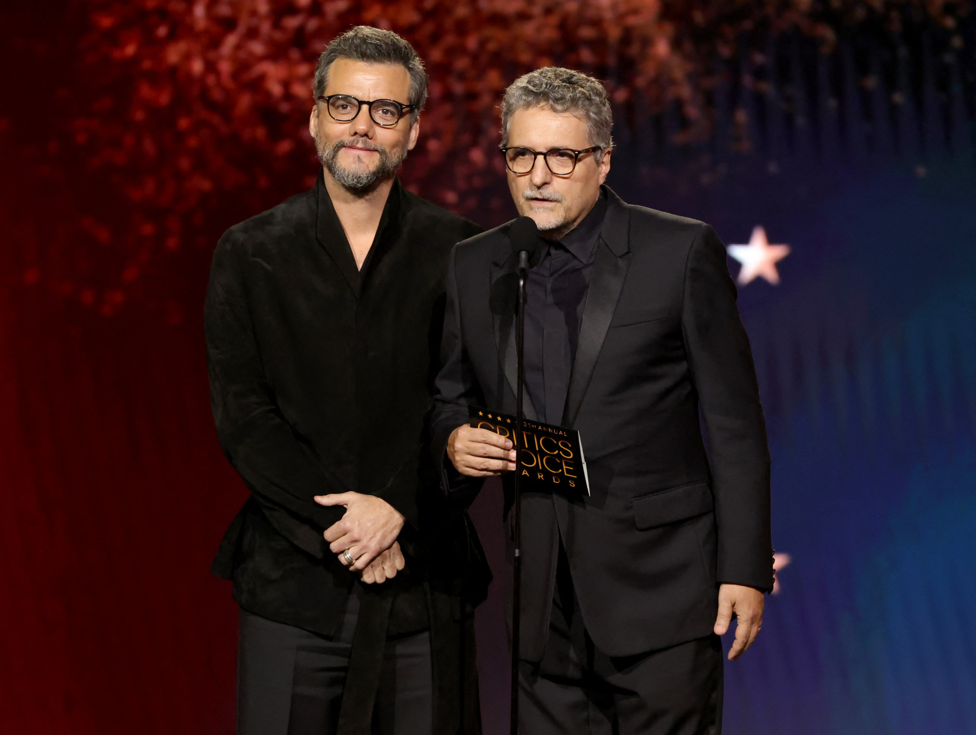 Wagner Moura e Kleber Mendon&ccedil;a Filho discursam no palco durante a 31&ordf; edi&ccedil;&atilde;o anual do Critics Choice Awards (Foto: Kevin Winter/Getty Images para Critics Choice Association/AFP )