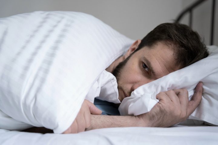 Ao tentar parar, a ansiedade e a insônia podem retornar de forma mais intensa (o chamado efeito rebote).