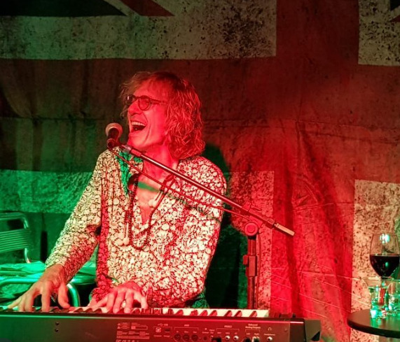 Eduardo Dussek — Cantor e compositor irreverente, usa o piano como base para humor, teatralidade e refinamento musical. Suas canções combinam crítica, ironia e melodias marcantes, sempre sustentadas por seu toque expressivo no instrumento.