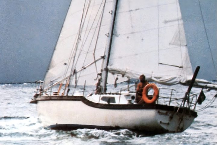 Foi a bordo do emblemático veleiro que Belov deu suas três primeiras voltas ao mundo. Levar a embarcação para dentro do edifício exigiu uma operação complexa.