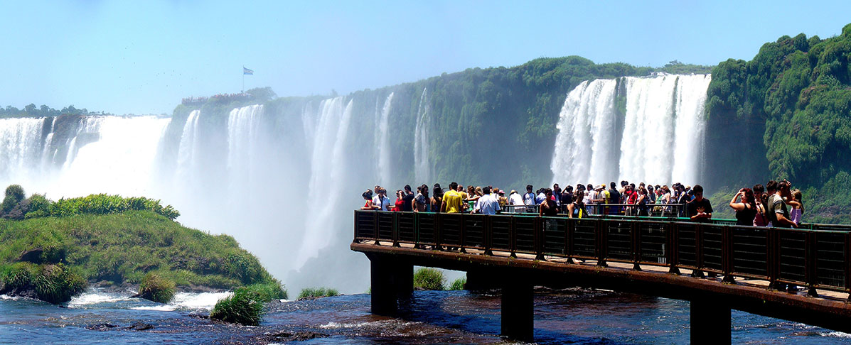 Os visitantes têm acesso a passarelas que permitem visualizar paisagens deslumbrantes das quedas d'água. 