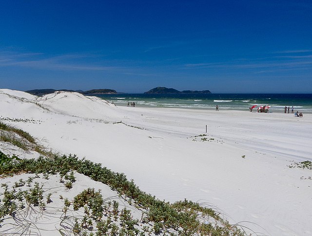 Por fim, a Praia das Dunas, em Cabo Frio, no Rio de Janeiro, é uma Área de Proteção Ambiental e, por isso, muito deserta. As dunas não são muito altas, mas são preservadas e não sofreram alterações urbanas.
