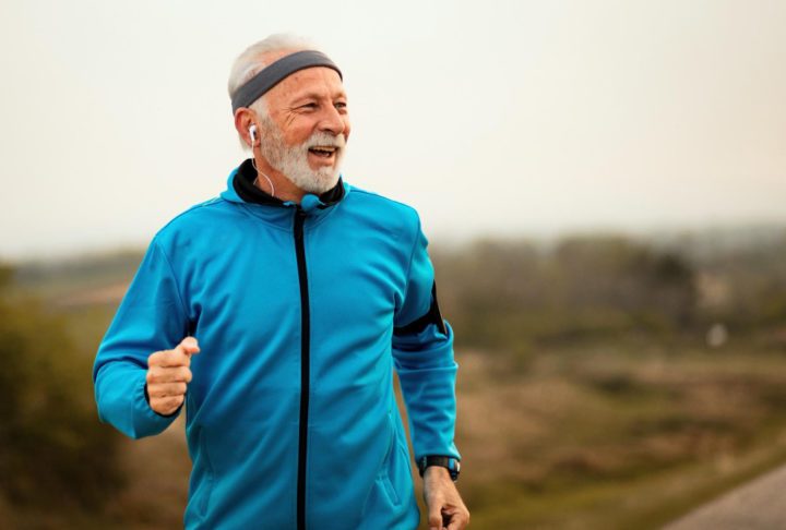 Paralelamente, mudanças de hábitos, como atividade física, evitar exposição a telas durante à noite e horários regulares para dormir, podem ajudar.