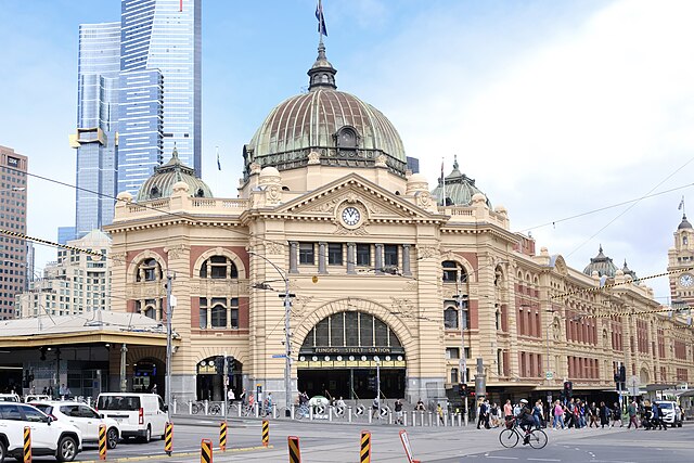 Estação Flinders Street (1910)

Ícone de Melbourne, é a estação ferroviária mais movimentada da cidade e um símbolo histórico. Sua fachada em estilo eduardiano e o grande relógio na entrada são pontos de referência para os moradores.
