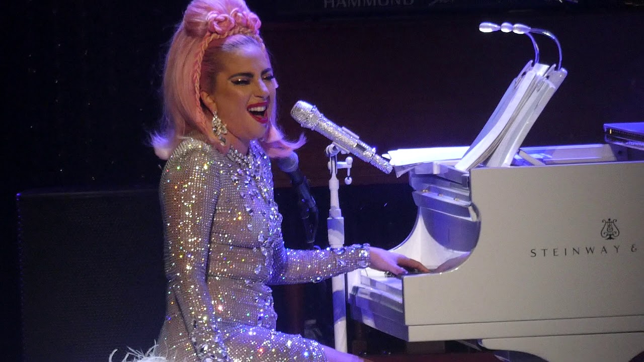 Lady Gaga: nascida em 28/03/1986, a artista de Nova York começou a tocar piano aos quatro anos e compôs sua primeira balada ainda na adolescência — habilidade que mais tarde levou para sucessos como “Speechless” e “Million Reasons”, peças marcadas pelo uso do instrumento.