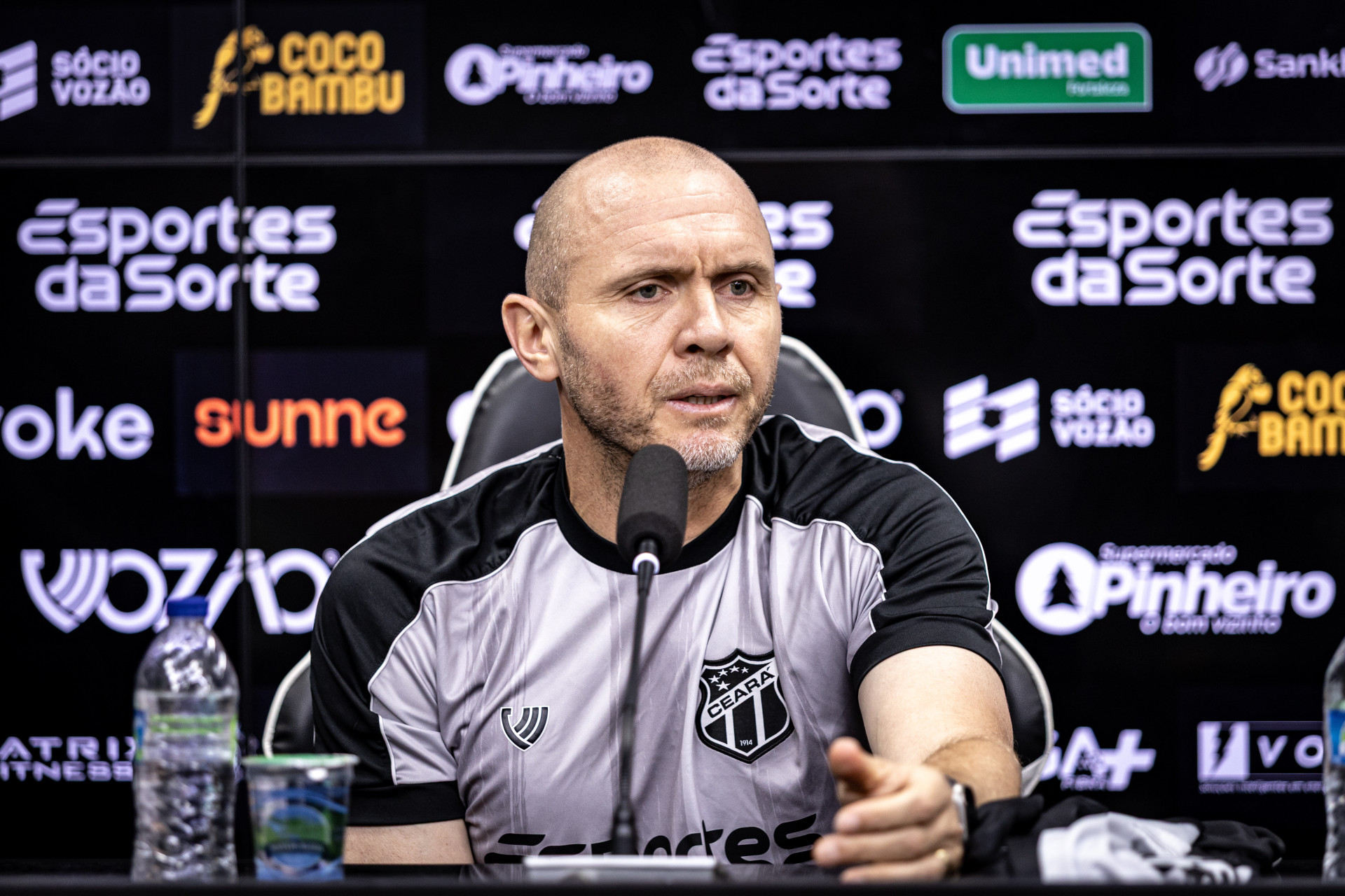 Mozart, novo técnico do Ceará, durante coletiva de apresentação (Foto: Gabriel Silva/Ceará SC)
