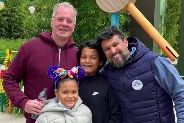 Luiz Fernando Guimarães: O ator e o marido, Adriano Medeiros, adotaram os irmãos biológicos Dante e Olívia, ambos em 2020.