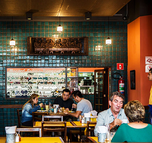 Repetir frases ou expressões frequentemente pode vir de influências familiares ou da tentativa de afirmar uma identidade