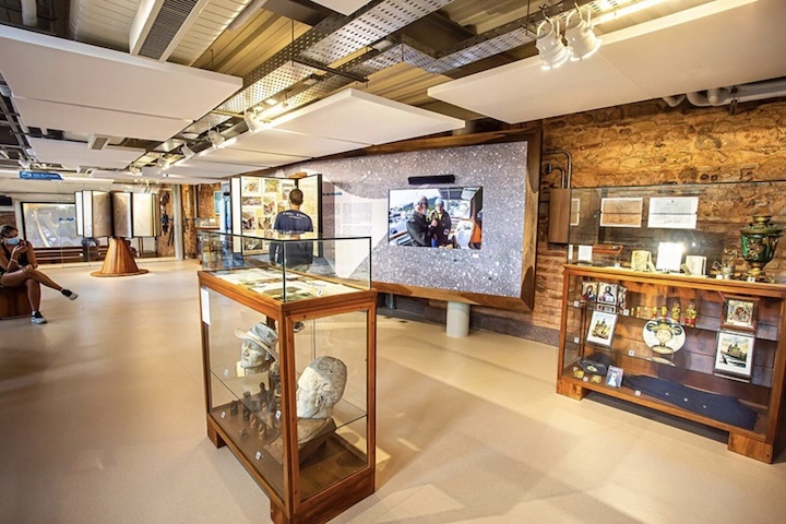 Todo esse acervo inclui cartas náuticas, instrumentos de navegação, fotografias, bússolas, conchas de diferentes oceanos, objetos diversos e uma vasta biblioteca especializada passou.