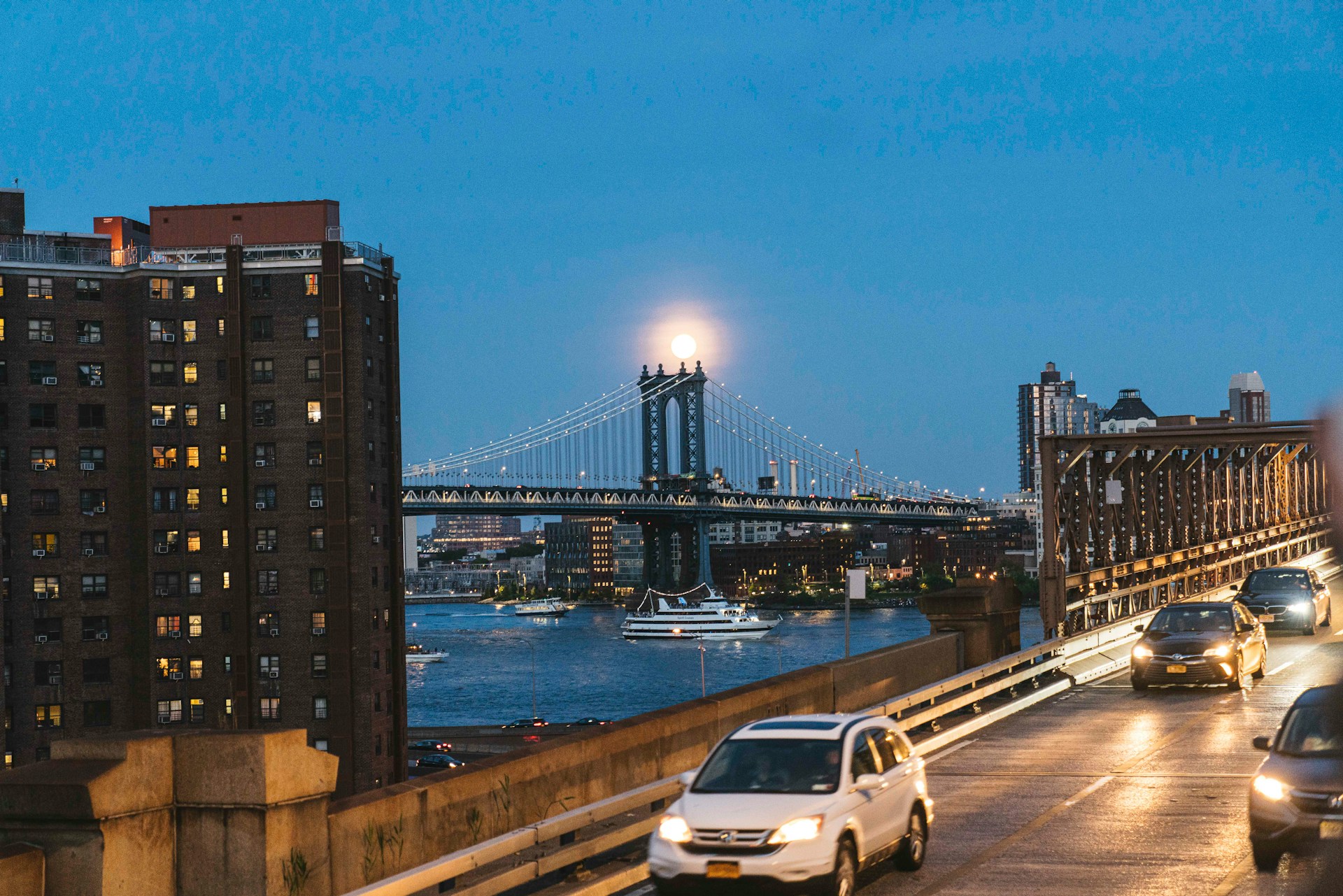 Investimentos em sistemas de drenagem mais eficientes e um controle rigoroso da exploração de águas subterrâneas também são apontados como medidas preventivas.