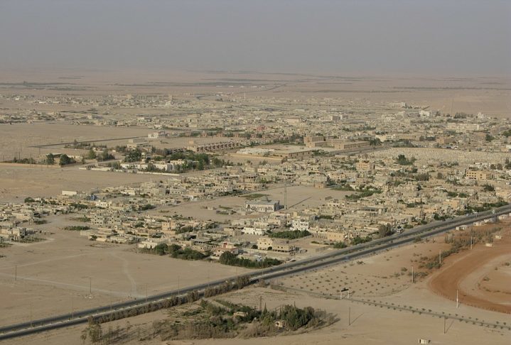 A região é pouco povoada, sendo habitada principalmente por comunidades beduínas nômades que dependem da criação de gado, como camelos e ovelhas, para sua subsistência. 