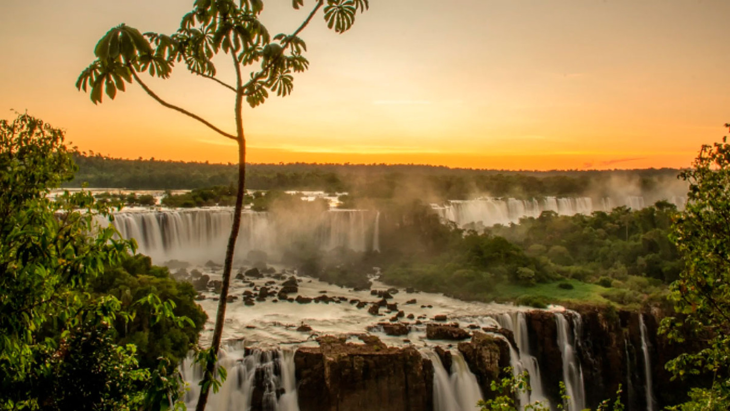 A cidade é muito procurada para turismo devido justamente ao seu maior marco: o Parque Nacional do Iguaçu, onde ficam as famosas cataratas.  