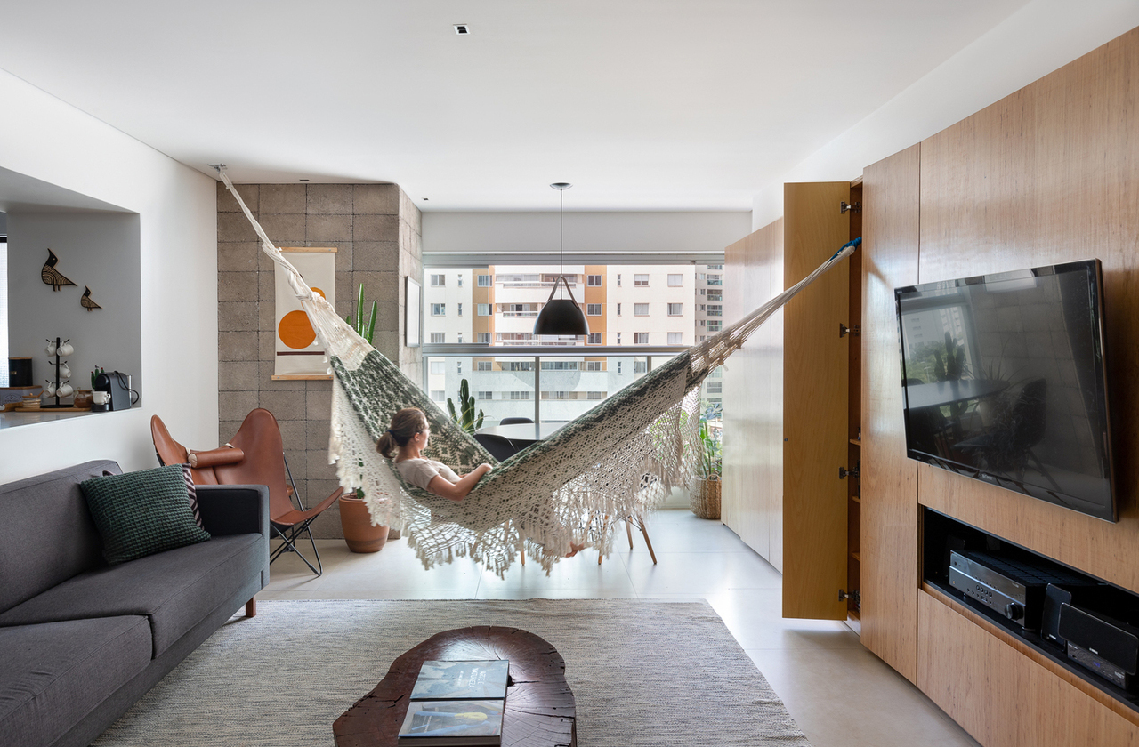 Em ambientes urbanos modernos, a rede ganhou status de item de decoração, trazendo aconchego e estilo para apartamentos e casas que buscam unir tradição e contemporaneidade.