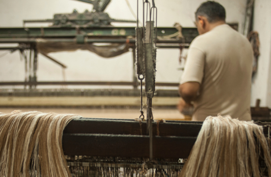 Hoje, há versões industriais vendidas em larga escala, mas as artesanais seguem valorizadas por sua autenticidade e pela conexão com a cultura local. Para viajantes e aventureiros, a rede é companheira inseparável, usada em acampamentos e trilhas, substituindo a cama tradicional com leveza e praticidade.